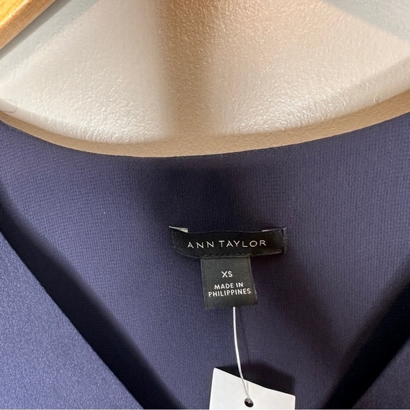 NWT Ann Taylor Navy Blue Vneck sleeveless blouse - Picture 3 of 7